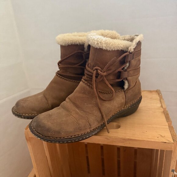 UGG Size 8 Brown Caspia Sheepskin-Lined Leather Winter Lace-Up Ankle Bootie Boot - Picture 6 of 16
